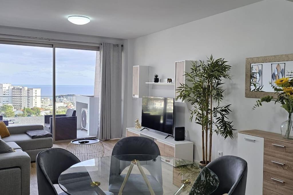 フンシャルVista Mar - Ac, Parking And Poolアパートメント エクステリア 写真